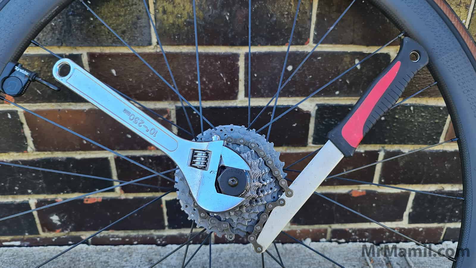 Place the wrench and chain whip at 2 or 10 o’clock position to unscrew the cassette lockring.
